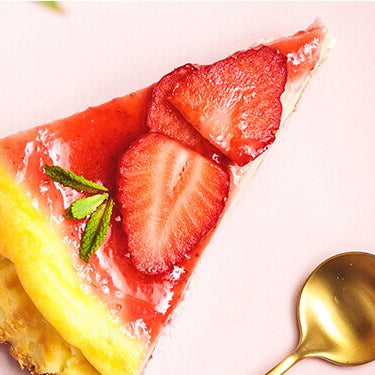 Ein Stück Strawberry Cheesecake auf dem Teller