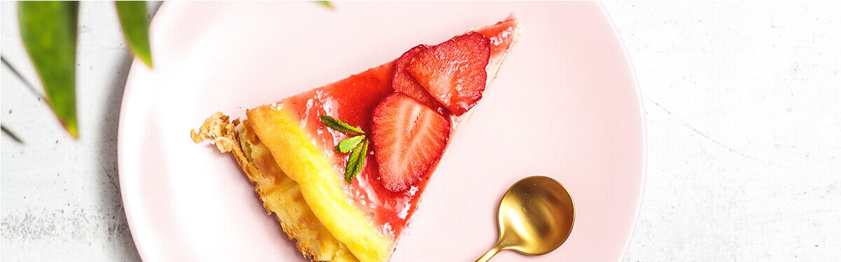 Ein Stück Strawberry Cheesecake auf dem Teller