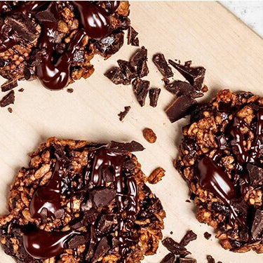 Vegane Schoko Cookies auf einem Holzbrett