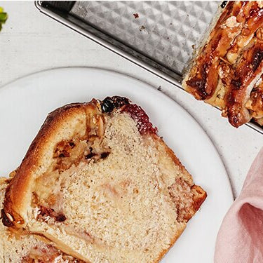Strawberry Vanilla Almond Zupfbrot in Springform