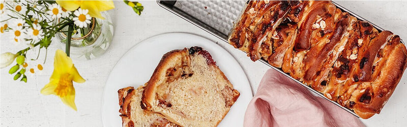 Strawberry Vanilla Almond Zupfbrot in Springform