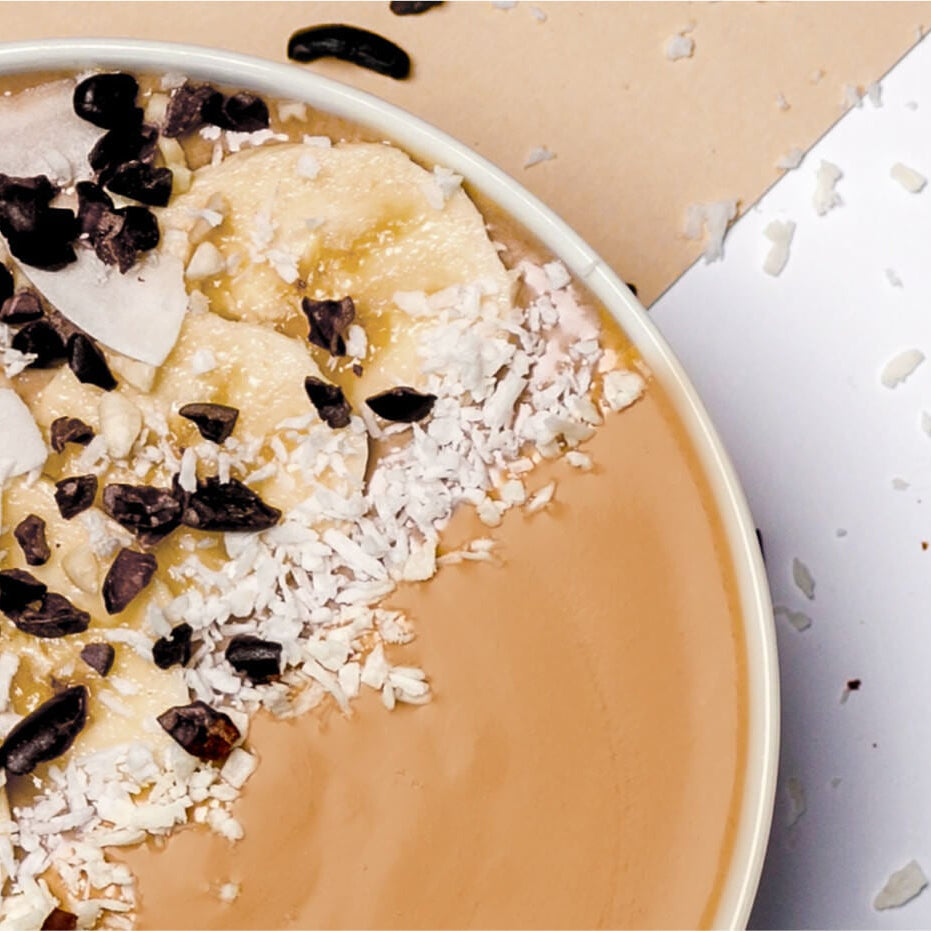 Nicecream mit Erdnussbutter mit Bananenscheiben dekoriert