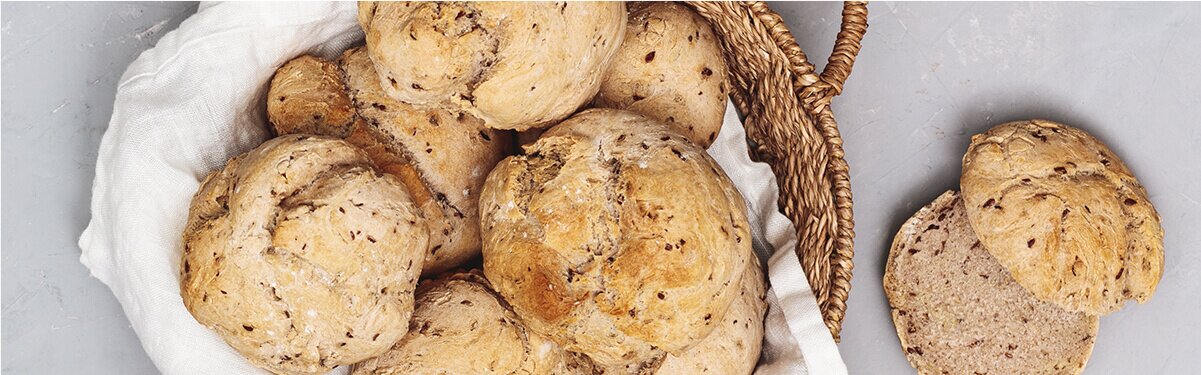 Grünteebrötchen im Brotkorb