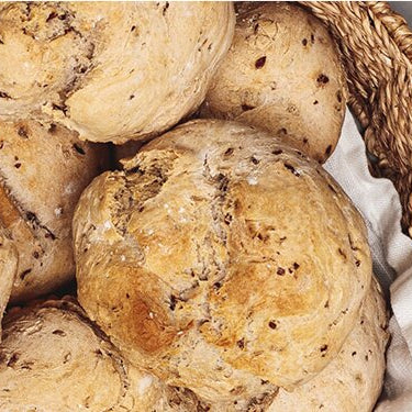 Grünteebrötchen im Brotkorb