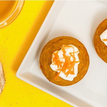 Vegane Carrot Cake Cupcakes mit Sun of Heaven Tee dekoriert