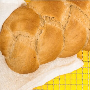 Feiner Hefezopf und Tee daneben