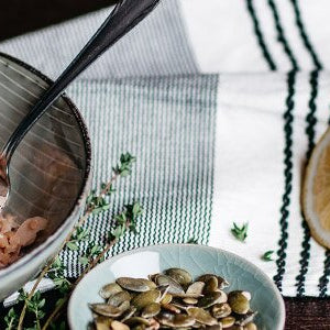 Warmer Paleo-Frühstücksbrei in einer Schüssel