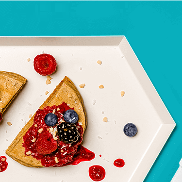 Protein Pancakes mit Beeren auf einem Teller