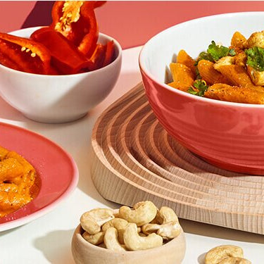 Cremige Paprika Pasta schön angerichtet mit Petersilie und Cashews