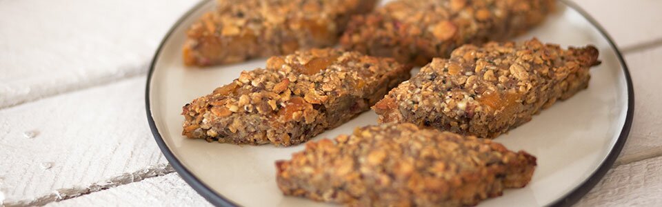 Selbst gebackene Proteinriegel für Sportler auf einem Teller