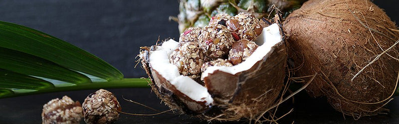 Powerballs mit Low Sugar Berry Crunch Müsli in einer halben Kokosnuss