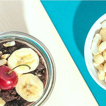 Schoko Bananen Nicecream mit einer Schale Cashews daneben