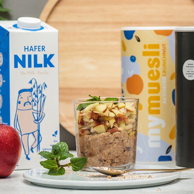 Feel Good Overnights mit Müsli und Apfel daneben