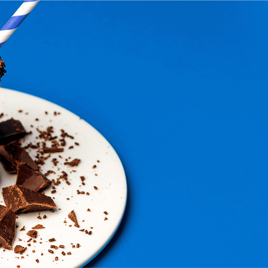 Chocolate Banana Power Smoothie in einem Glas mit einem Strohhalm