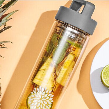 Heaven2go, mit einer Ananas und Limetten daneben