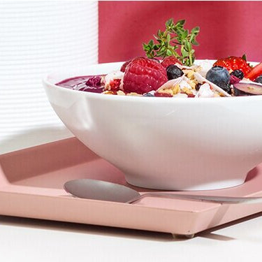 Acai Smoothie Bowl mit Heidelbeeren daneben