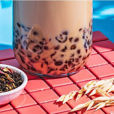 Bubble Tea in einer Flasche mit Tee daneben