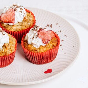 Cupcakes auf einem Teller mit Herzen drum herum