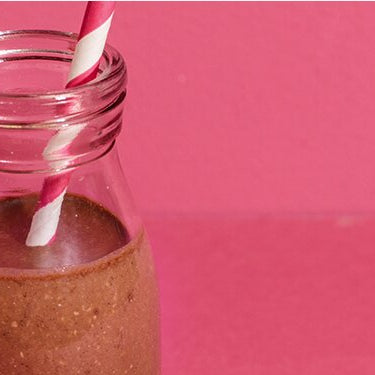 Kaffee Smoothie in einer Flasche mit Strohhalm