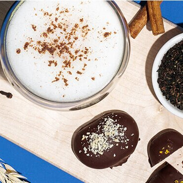Lebkuchen Chai Latte mit Gewürzen und Tee daneben