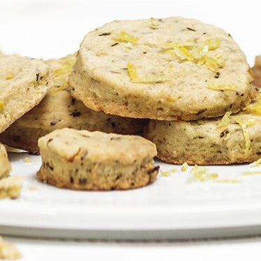 Lemon Christmas Cookies auf einem Teller