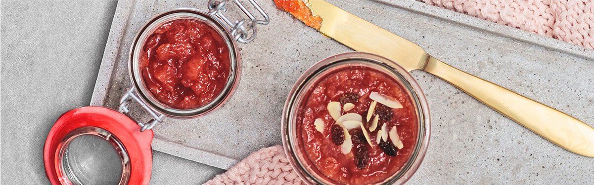 Ruby's Apfel Marmelade in einem Glas mit einem Messer daneben