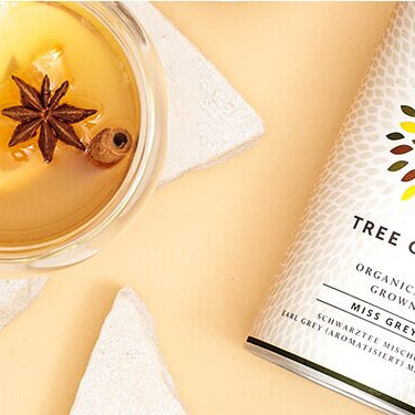 Würziger Adventspunsch mit Schwarztee in einer Schüssel