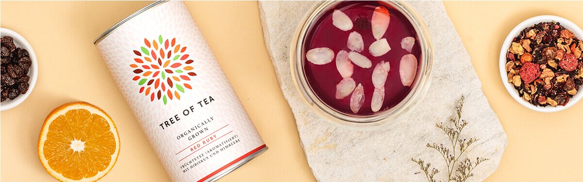 Schwedischer Glühwein mit einer halben Orange und einer Schüssel Tee daneben