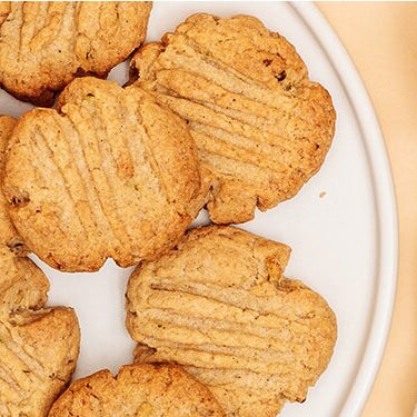 Ingwer Zimt Plätzchen auf einem Teller mit Ingwer daneben