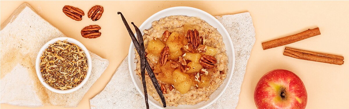 Winterporridge in einer Schüssel mit Pekannüssen und Apfelstücken dekoriert