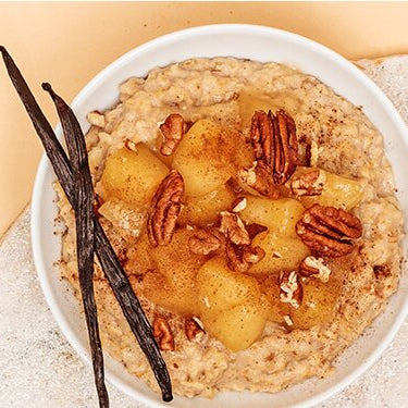 Winterporridge in einer Schüssel mit Pekannüssen und Apfelstücken dekoriert