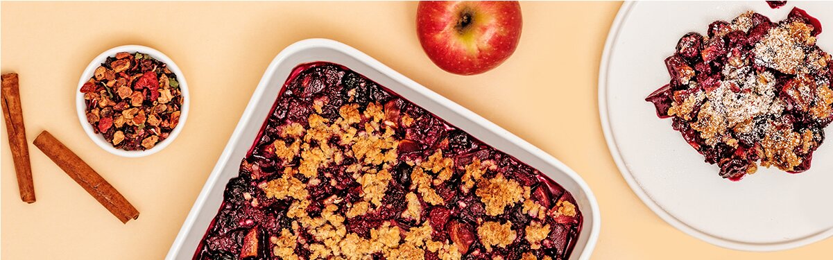 Veganer Berry Apple Crumble in einer Ofenform