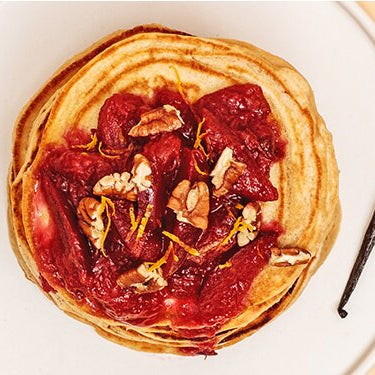 Pancakes mit Pflaumenkompott mit Gewürzen daneben