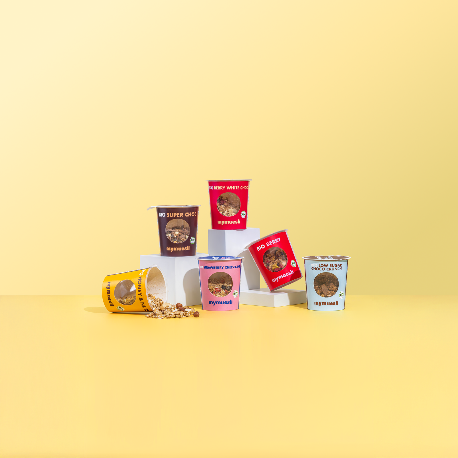 Müsli-Board mit Portionsbechern in einer Büroküche