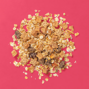 Porridge Zutaten auf einem Haufen, Haferflocken, Bratapfelsterne, Rosinen únd Apfelstücke