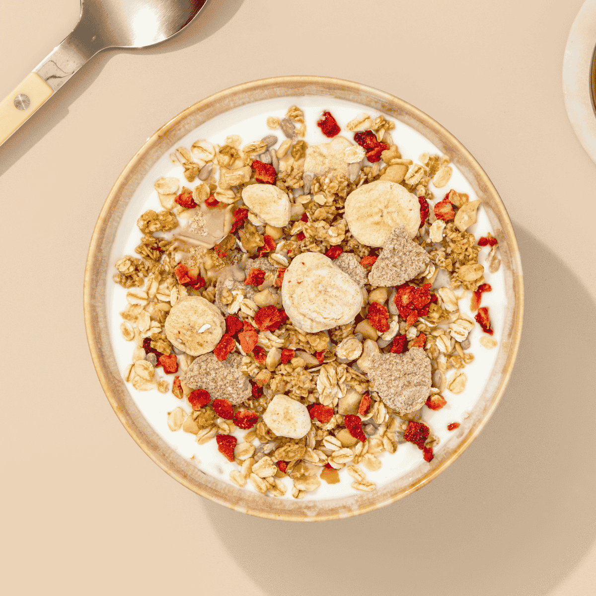 mymuesli Müsli-Schale mit DFB Mannschafts-Mix mit Bananen, Erdbeeren, Cashewnüssen und Dinkelflakes