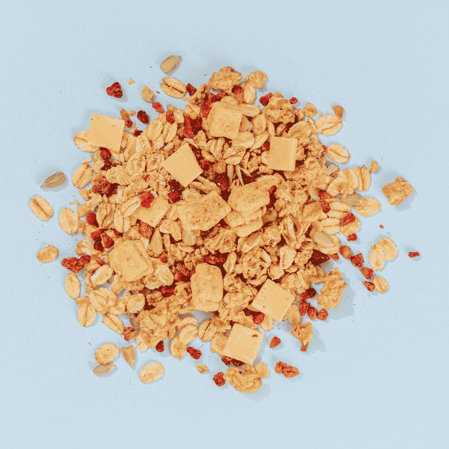 Low Sugar Yoghurt Raspberry Crunch Müsli Haufen mit Himbeeren und Yoghurt Plättchen