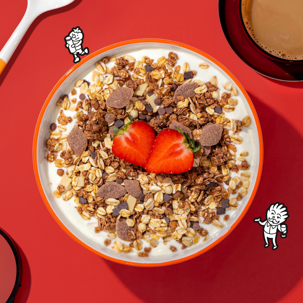 Eine mit Joghurt und frischen Erdbeeren angerichtetes Schokoladen Müsli. Müslischale auf rotem Hintergrund. Nebenan sind Kaffee, Löffel und eine Lupe zu sehen. Mit zwei menschlichen Illustrationen. 