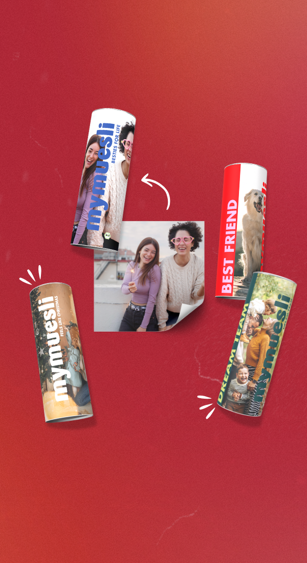 Verschiedene individuelle gestaltete Müsli Dosen mit persönlichen Fotos von der Familie, den Haustieren oder zwei Freundinnen. Mit zusätzlich individuellem Müsli Namen. Der Hintergrund ist rot.