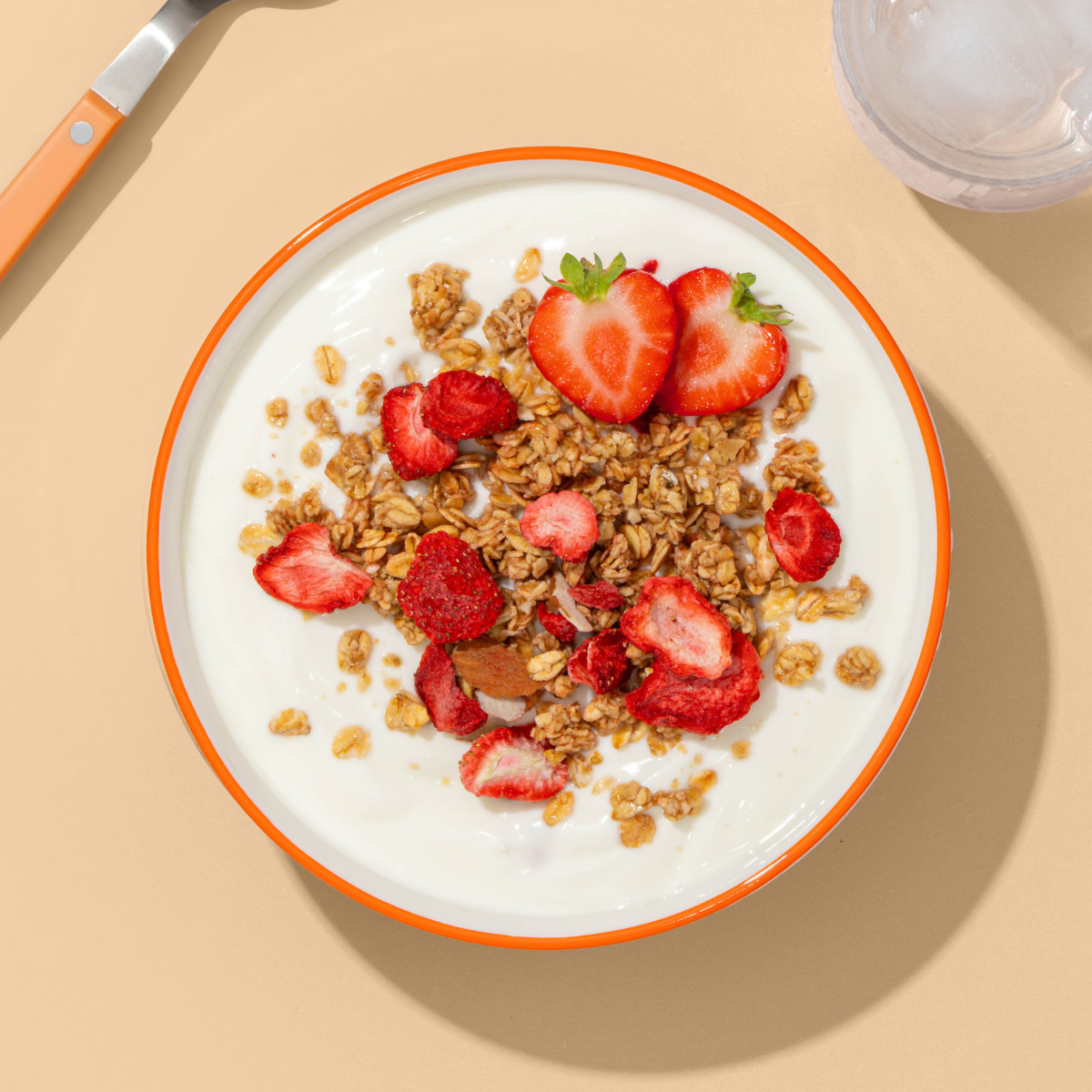 mymyuesli Bio Strawberry Almond Crunchy Granola Müslischale mit Joghurt und Erdbeeren