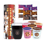 Ein umfangreiches mymuesli -Set auf grünem Grund, bestehend aus einer großen Dose, mehreren Portionsbechern, Riegeln und einem schwarzen Thermo-Becher.