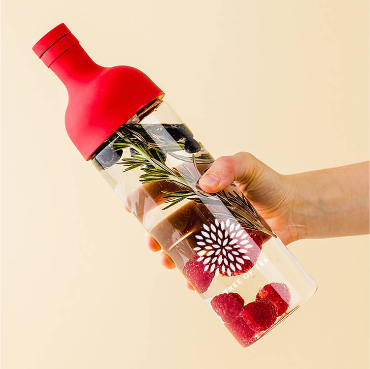 Herbal water in einer Coldbrewflasche