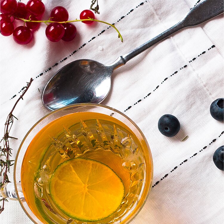 Classic Ice Tea und daneben Johannisbeeren