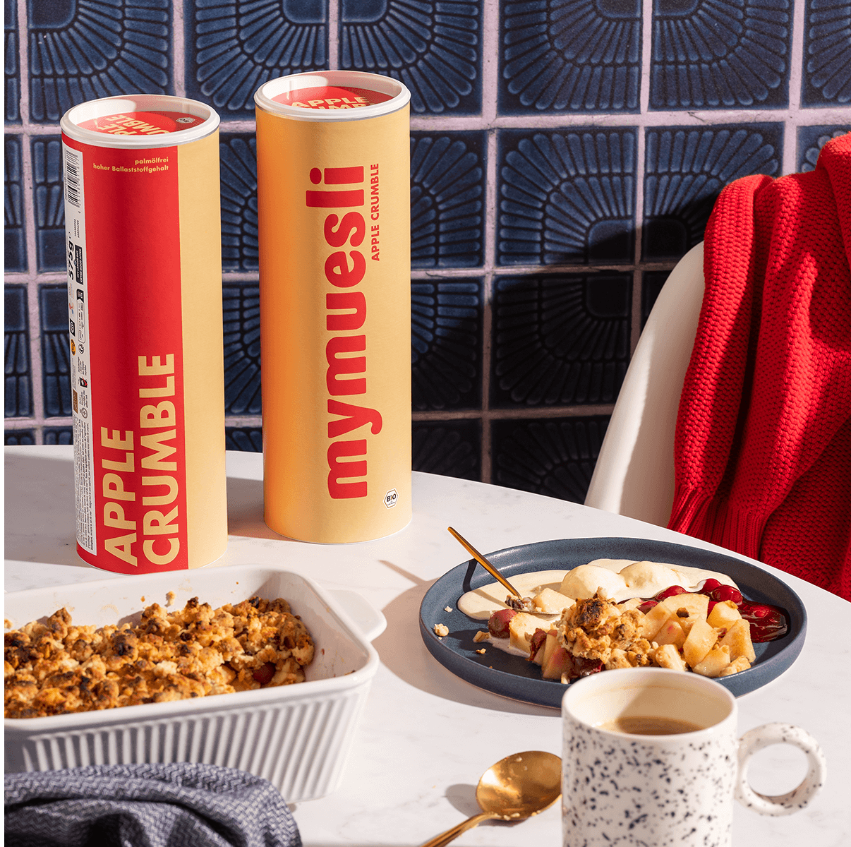 mymuesli Bio Apple Crumble Müsli als warmer Apple Crumble gebacken mit Vanille Eis und Roter Grütze