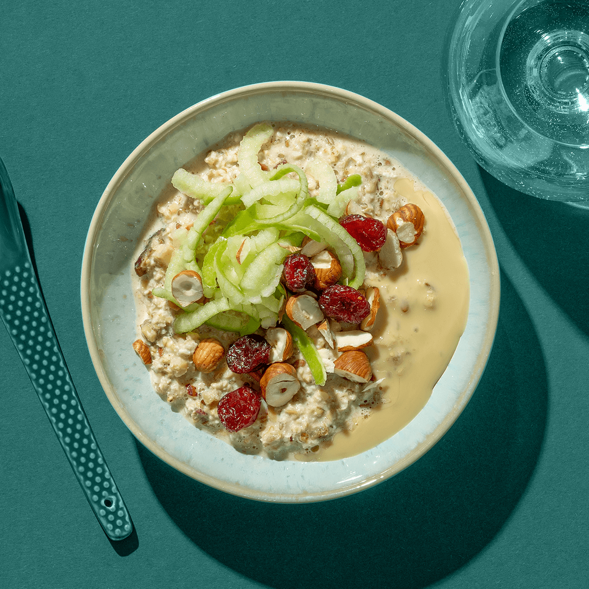 mymuesli Bio Bircher Müsli in Schale mit Nussmus und frischem Apfel