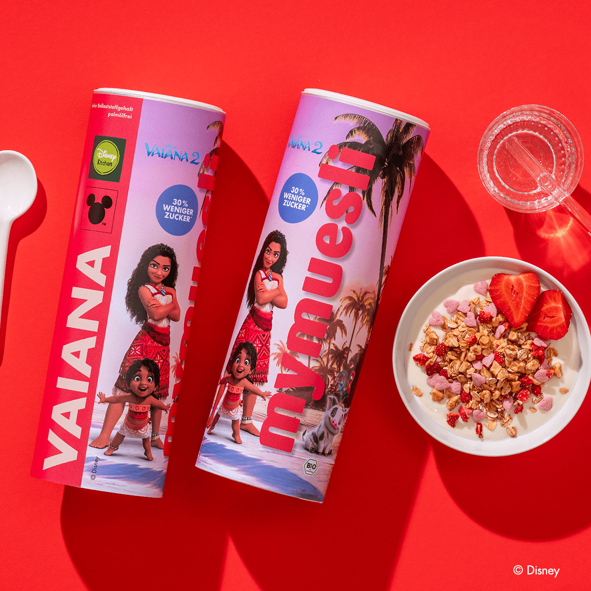 Zwei Disney Vaiana Müsli Dosen eben einer Schale Vaiana Müsli mit Joghurt und Erdbeeren