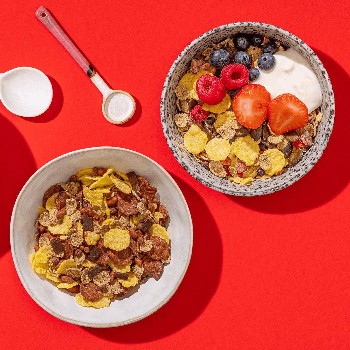 mymuesli Bio Glutenfreies Müsli Probierpaket in Schüsseln neben Löffeln
