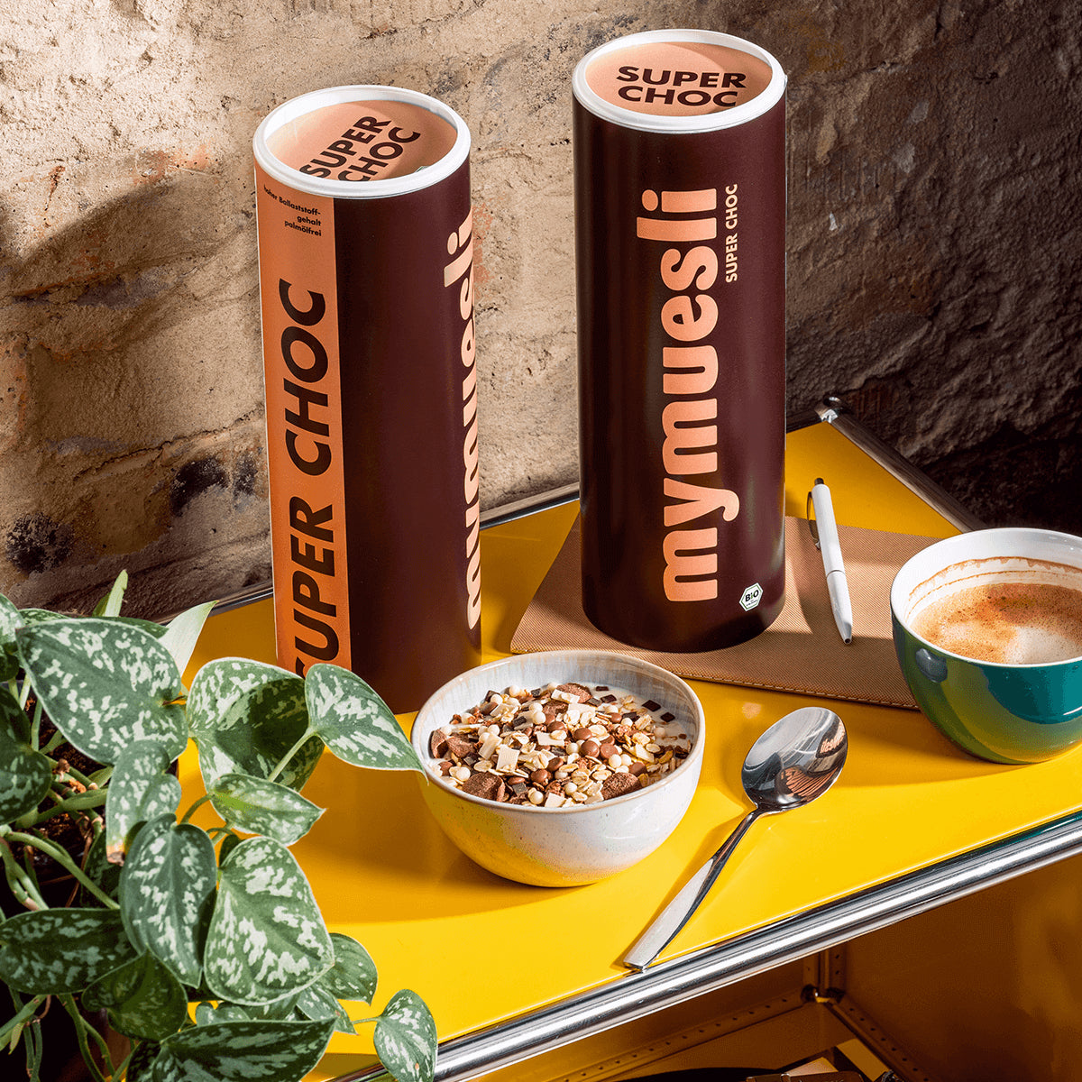 mymuesli Bio Super Choc Müsli Dosen und Müsli in Schale zum Frühstück