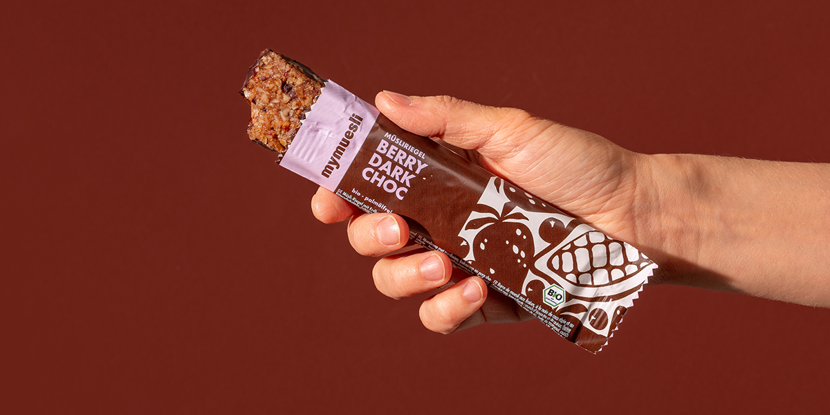 mymuesli Bio Berry Dark Choc Müsliriegel an der Ecke abgebissen