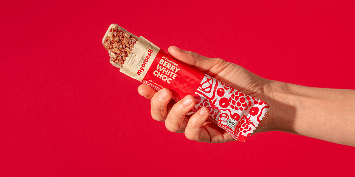 Berry White Choc Müsliriegel an der Ecke abgebissen